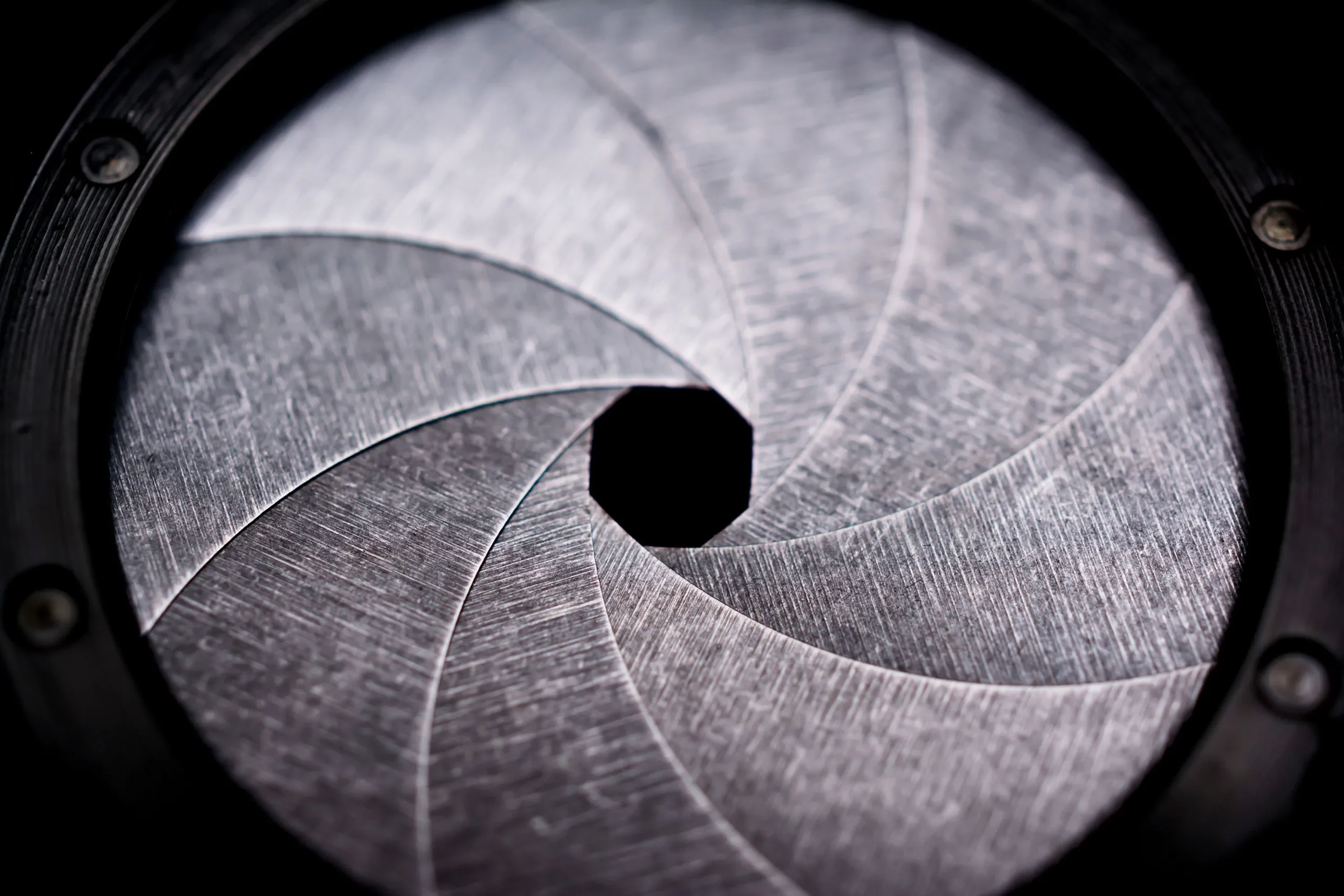 Objektiv eines Fotoapparats in schwarz weiß, Foto: Mardre, stock.adobe.com