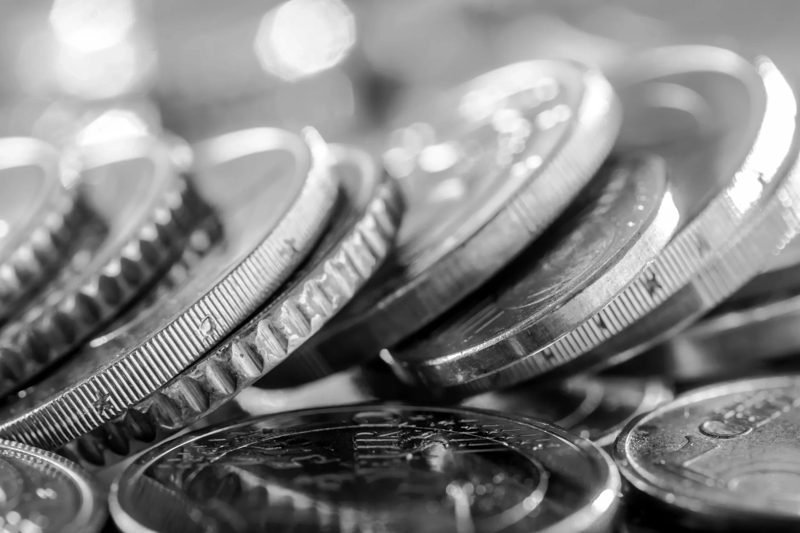 Münzen in schwarz weiß, Foto: weyo, stock.adobe.com