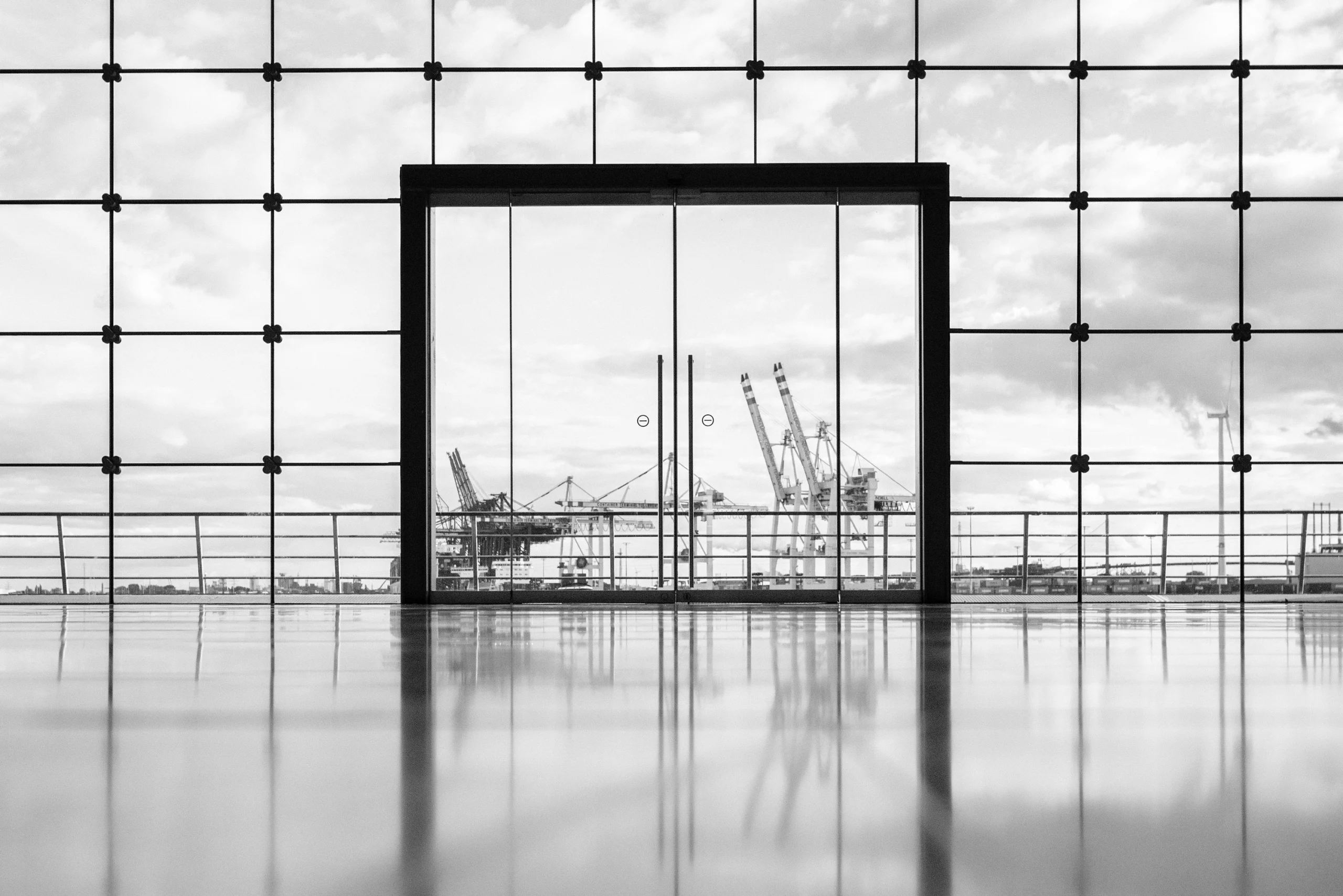 Foto in schwarz weiß des Hamburger Hafens, Foto: Dirk, stock.adobe.com