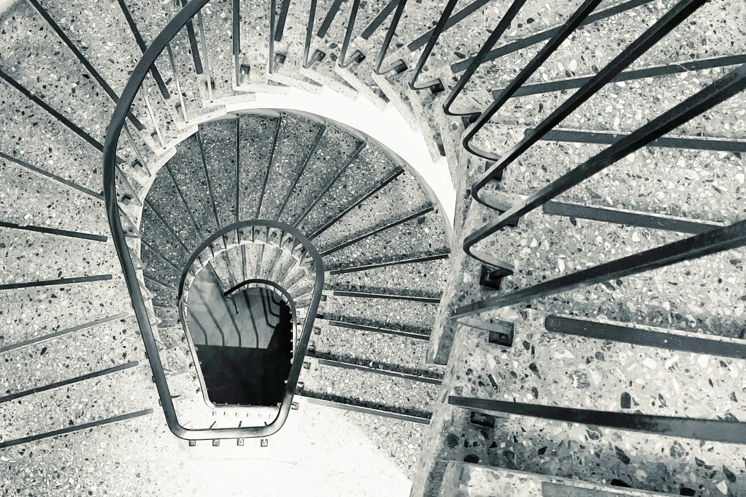 Treppenhaus in schwarz weiß